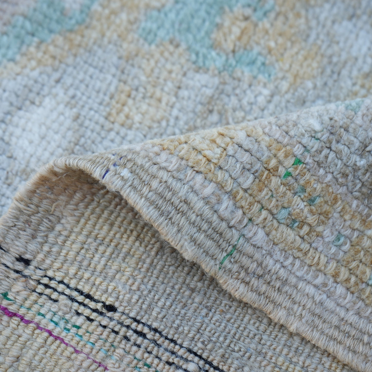 Additional view of the beige vintage turkish rug, hand-knotted in wool and cotton.