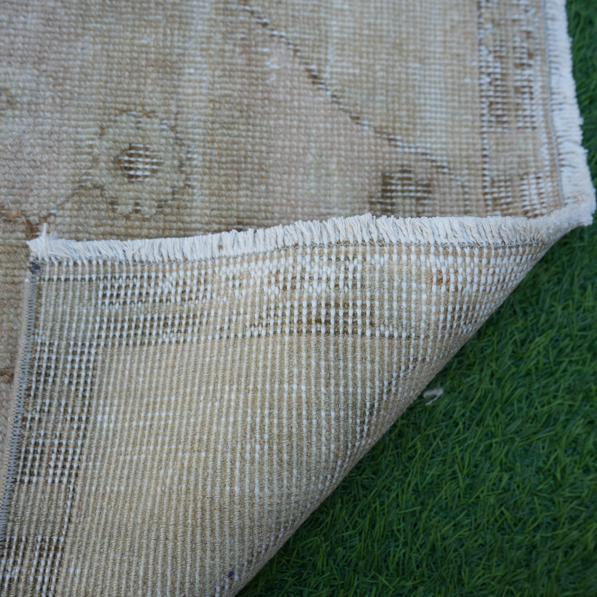 1970s beige vintage turkish rug with neutral design, hand-knotted weave and low pile.