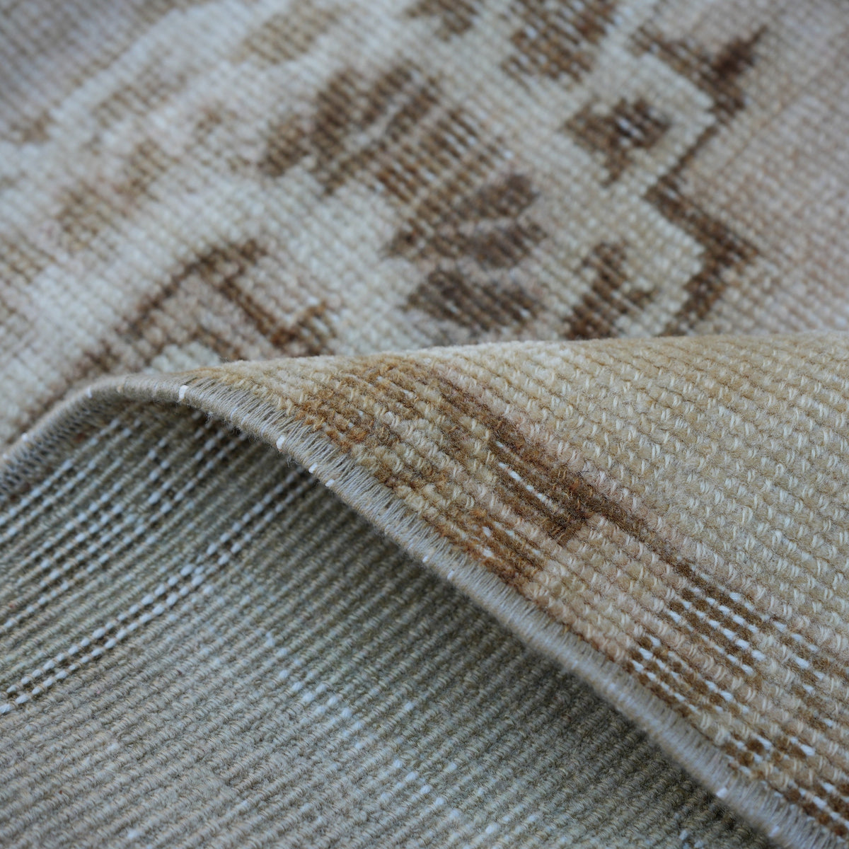 Additional view of the beige vintage turkish rug, hand-knotted in wool and cotton.