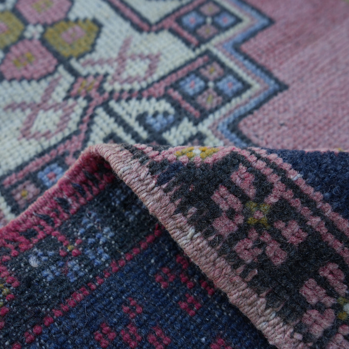 Additional view of the pink vintage turkish rug, hand-knotted in wool and cotton.