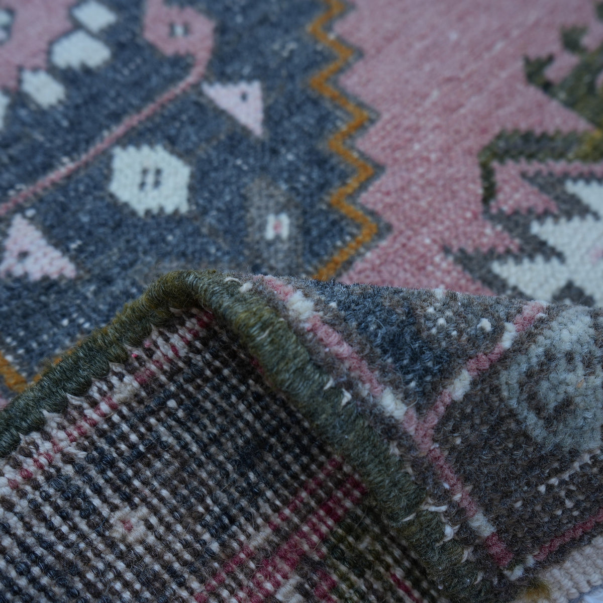 Additional view of the pink vintage turkish rug, hand-knotted in wool and cotton.