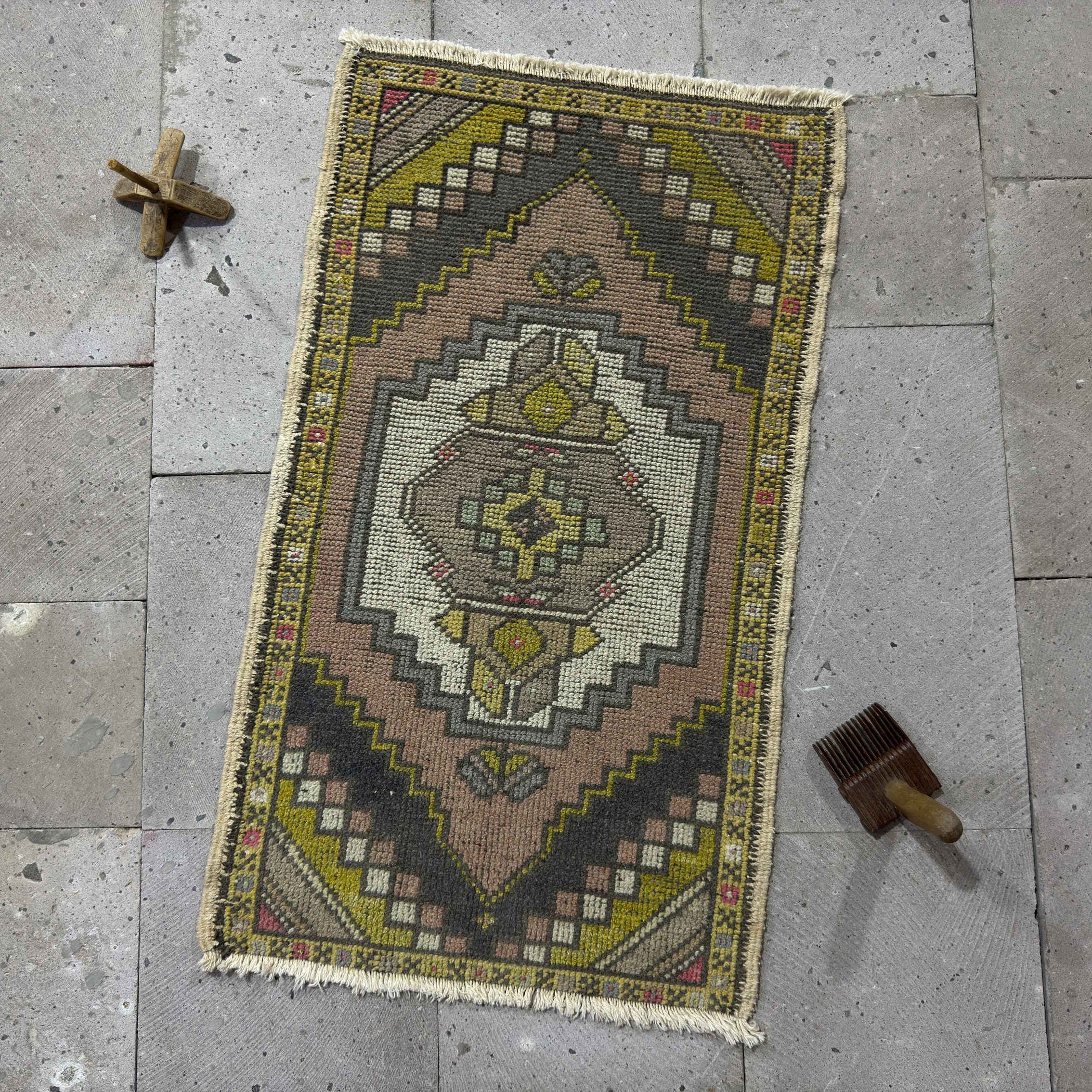 Pink 2' x 3' vintage turkish rug with traditional design, handmade in Turkey – Zilvia.