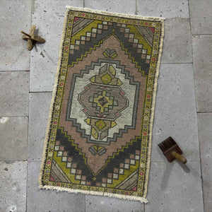 Zilvia - Vintage Turkish Rug