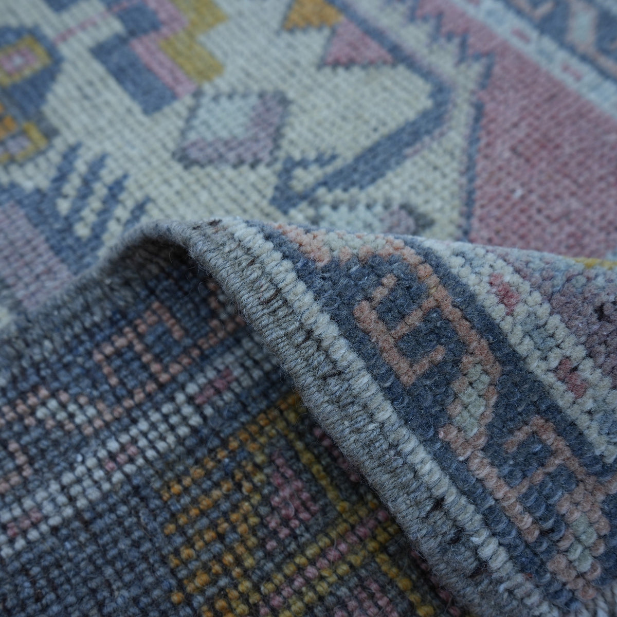 Additional view of the pink vintage turkish rug, hand-knotted in wool and cotton.