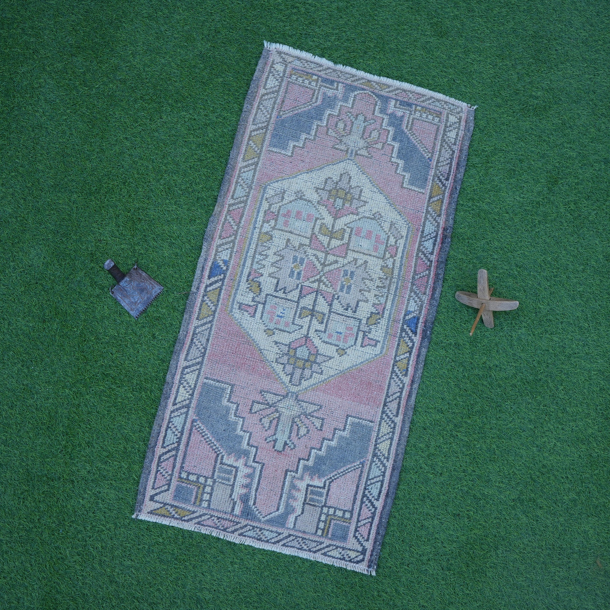 Pink 2' x 4' vintage turkish rug with traditional design, handmade in Turkey – Robertson.