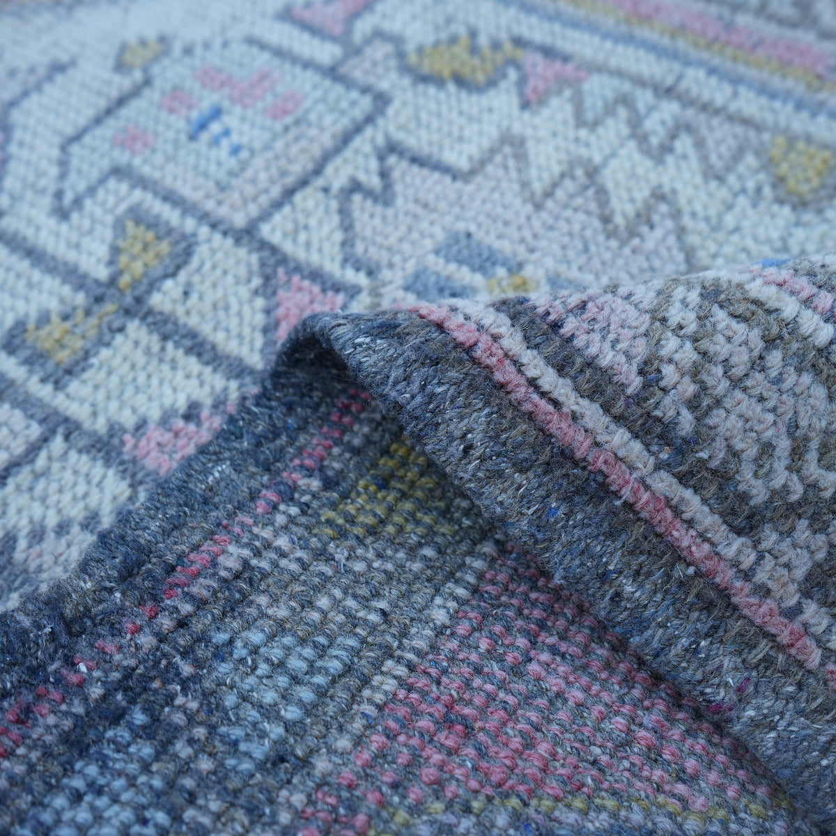 Additional view of the pink vintage turkish rug, hand-knotted in wool and cotton.
