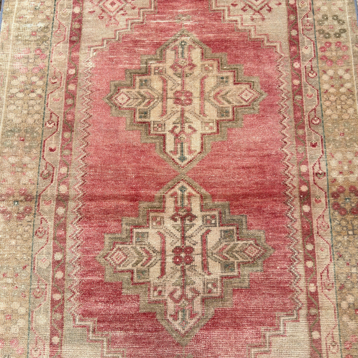 1970s pink vintage turkish rug with medallion design, hand-knotted weave and low pile.