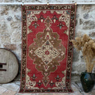 Red 4' x 7' vintage turkish rug with medallion design, handmade in Turkey – Ermias.