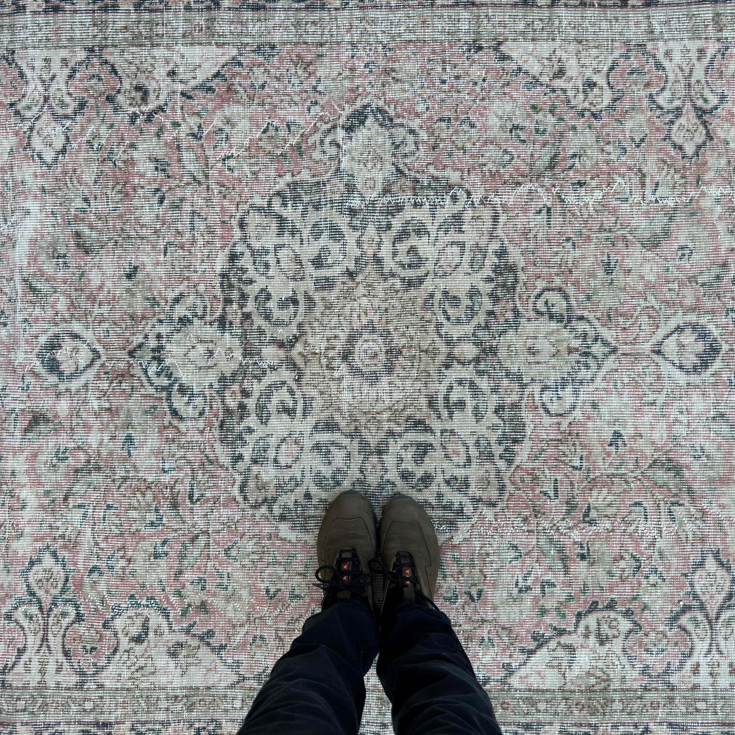 1970s pink vintage turkish rug with medallion design, hand-knotted weave and low pile.