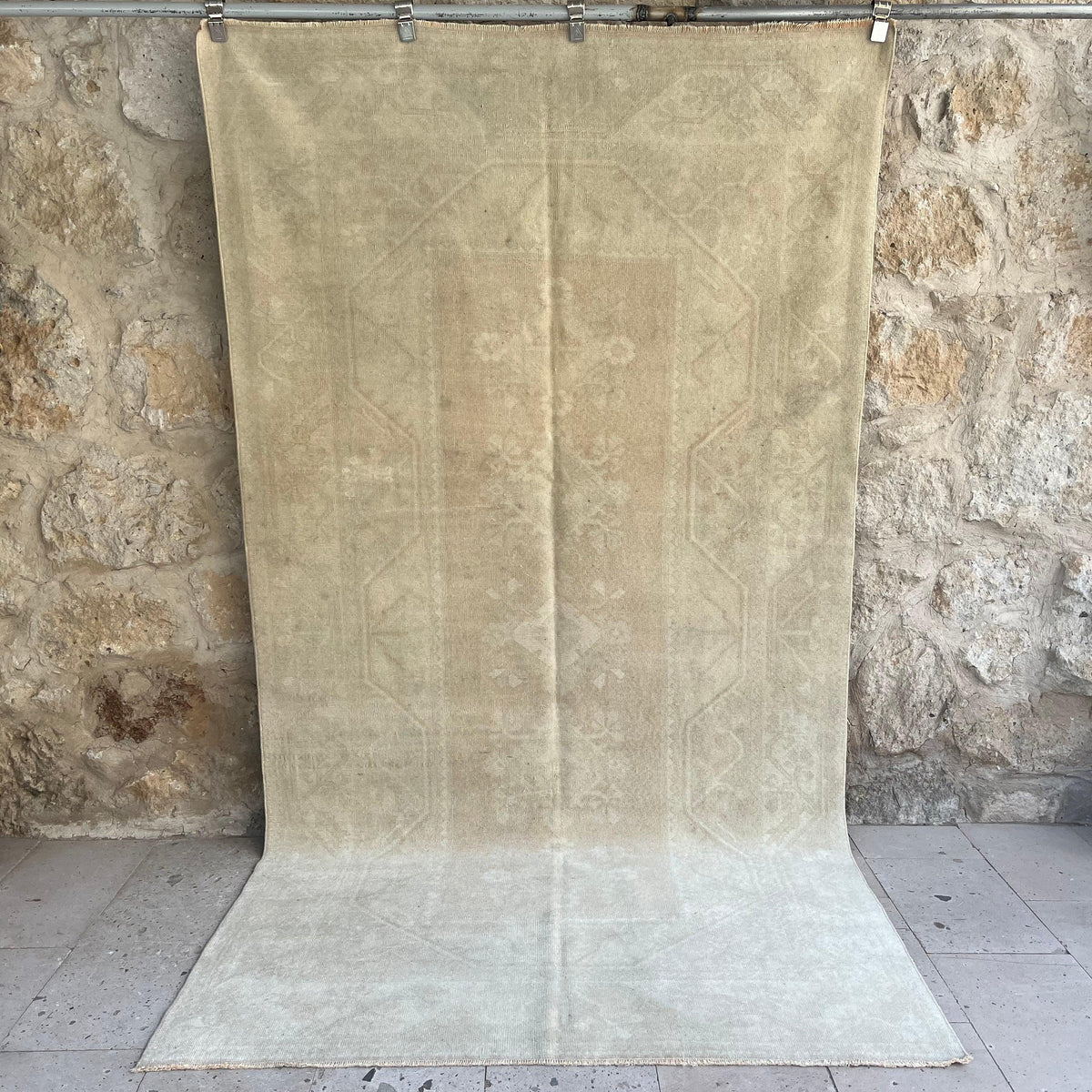 Beige 5' x 9' vintage turkish rug with neutral design, handmade in Turkey – Hollis.