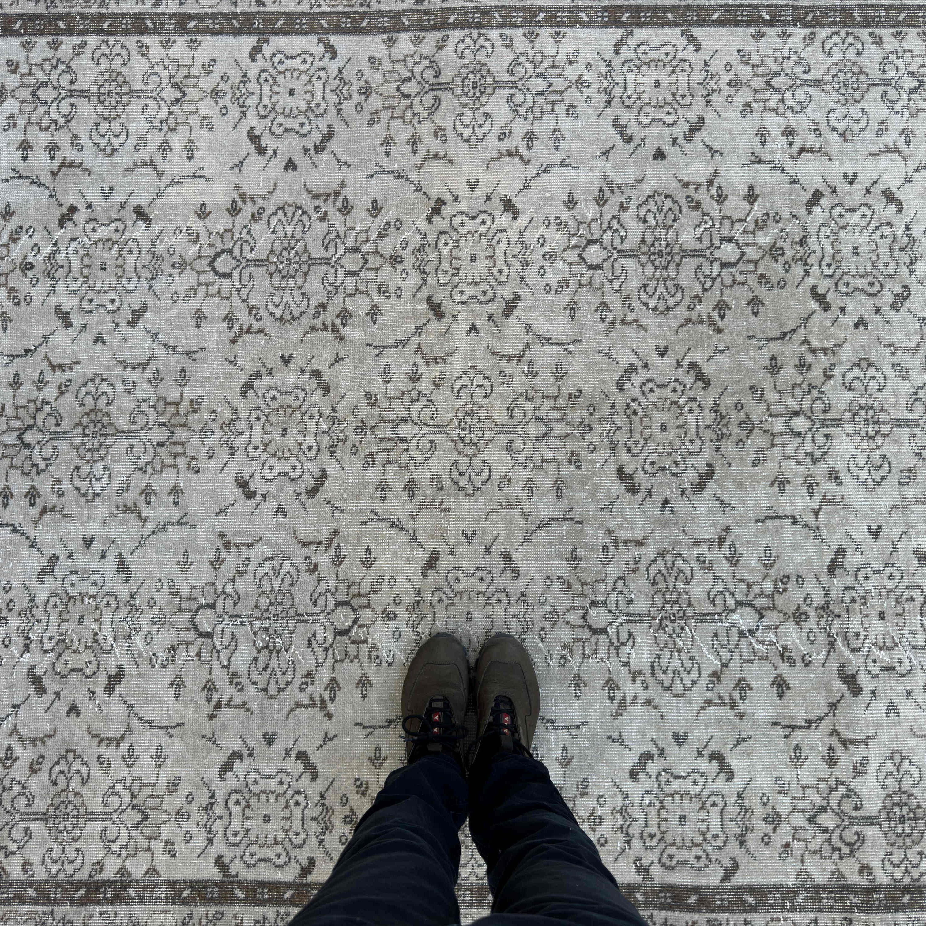1970s beige vintage turkish rug with floral design, hand-knotted weave and low pile.