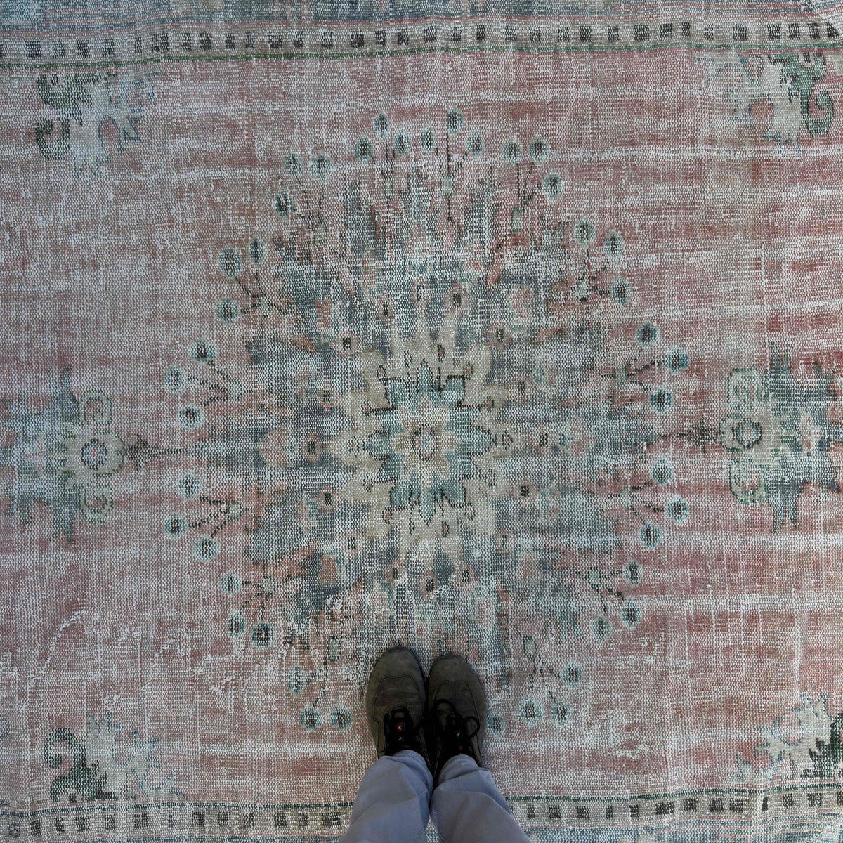 1970s pink vintage turkish rug with medallion design, hand-knotted weave and low pile.