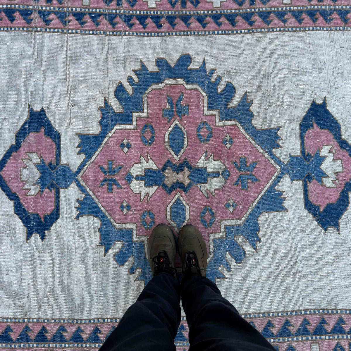1970s pink vintage turkish rug with medallion design, hand-knotted weave and low pile.
