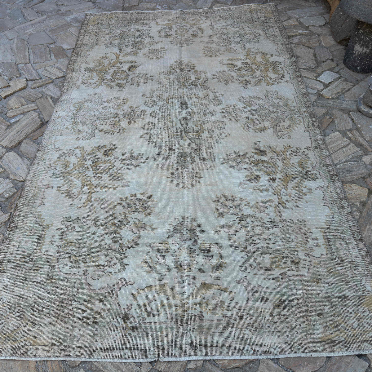 Beige 6' x 9' vintage turkish rug in wool and cotton, shown on the floor.