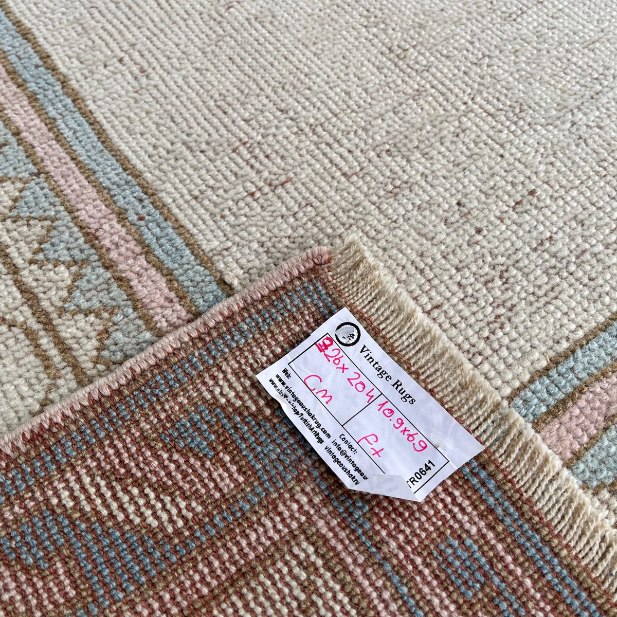 1970s pink vintage turkish rug with medallion design, hand-knotted weave and low pile.