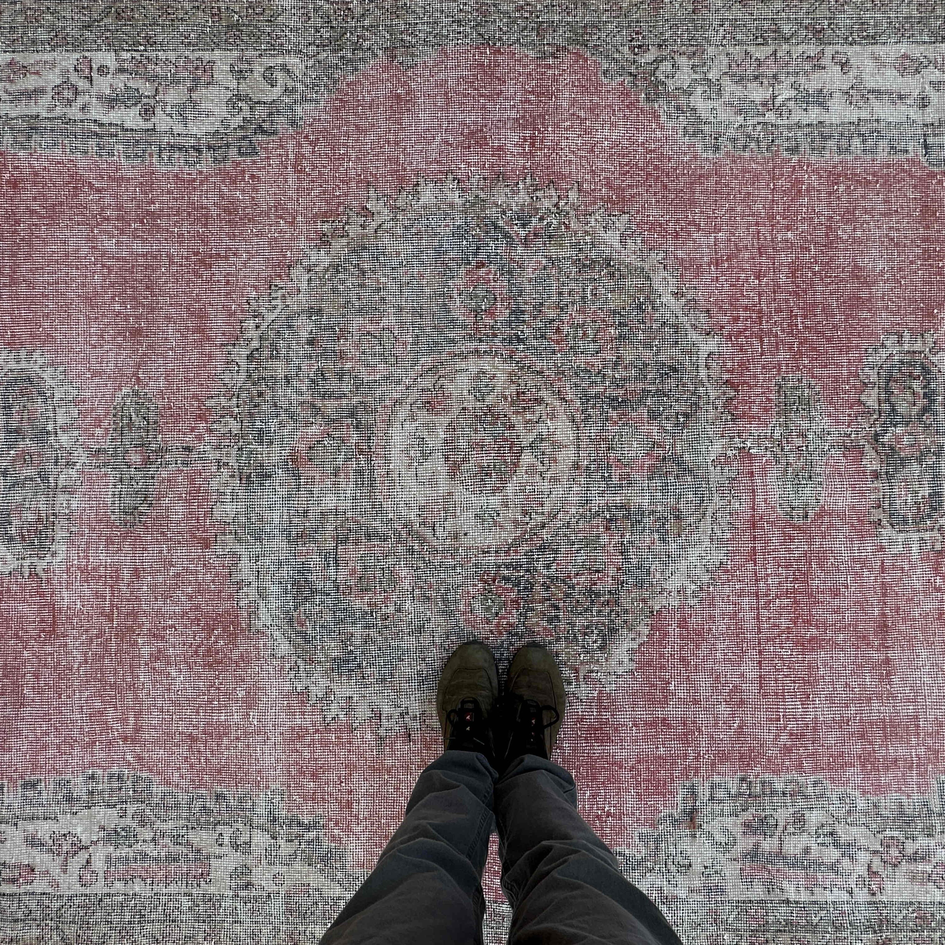 1970s pink vintage turkish rug with medallion design, hand-knotted weave and low pile.
