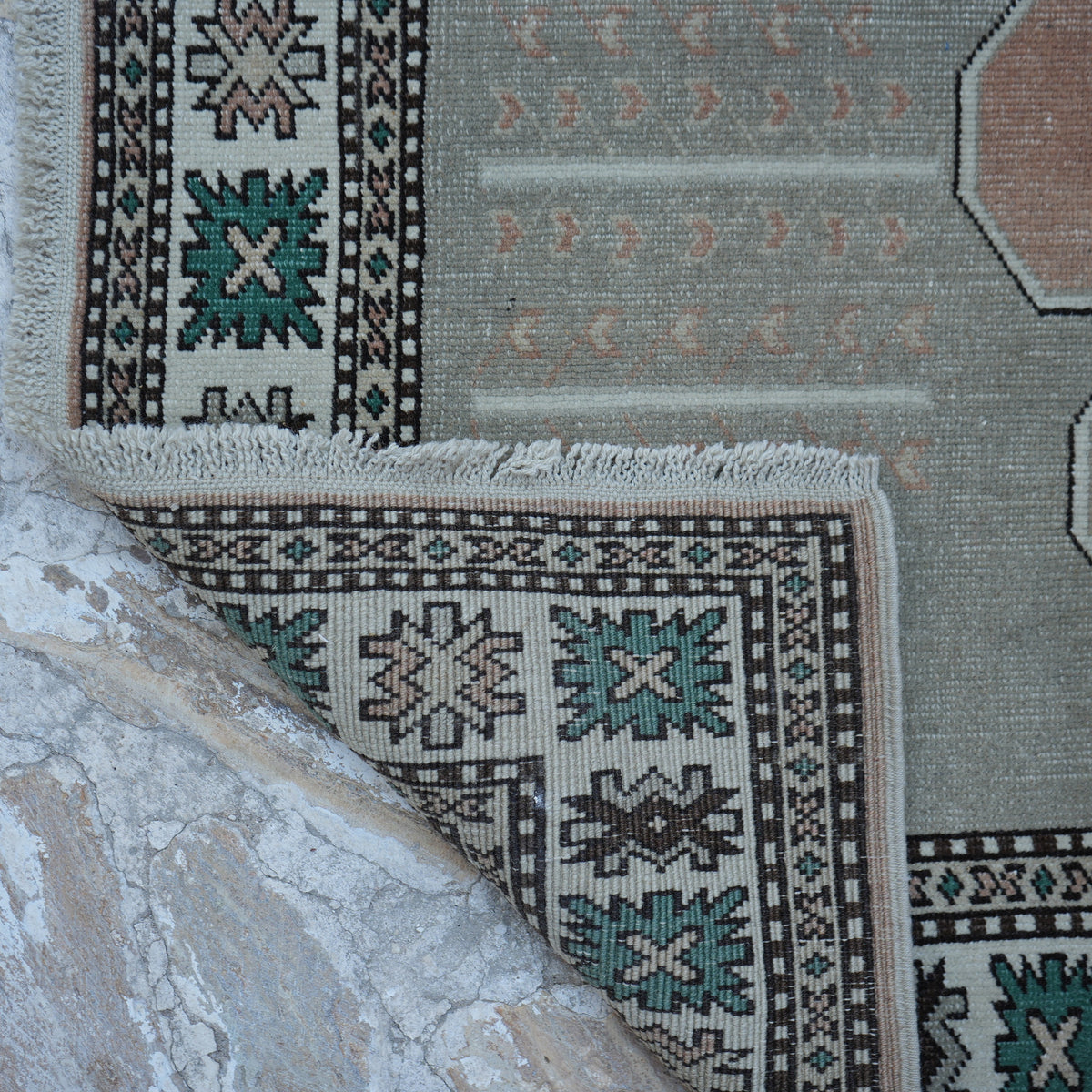 1970s beige vintage Turkish wool rug with geometric design, hand-knotted weave and low pile.