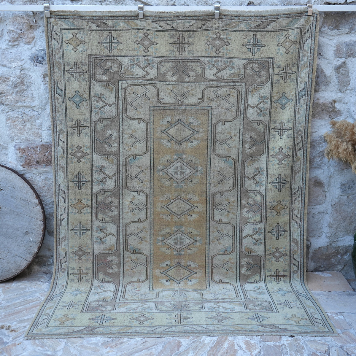 Beige 6' x 9' vintage wool rug with neutral design, handmade in Turkey – Flor.